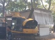 Bangunan Liar di Eks Jalur Lori Comal Baru Pemalang Ditertibkan, Diduga Jadi Tempat Prostitusi dan Karaoke