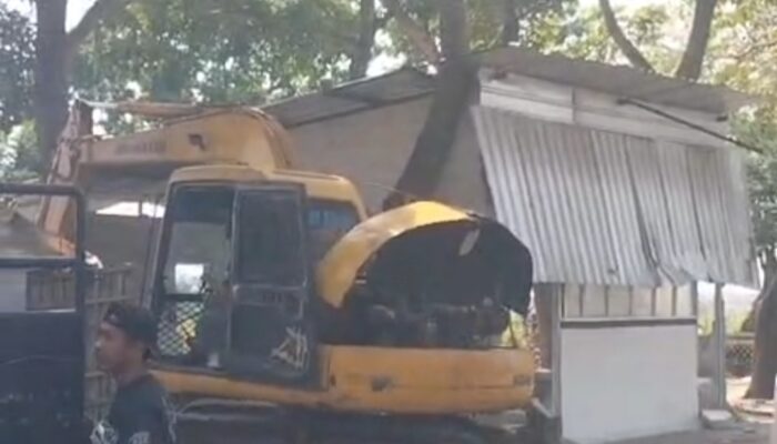 Bangunan Liar di Eks Jalur Lori Comal Baru Pemalang Ditertibkan, Diduga Jadi Tempat Prostitusi dan Karaoke