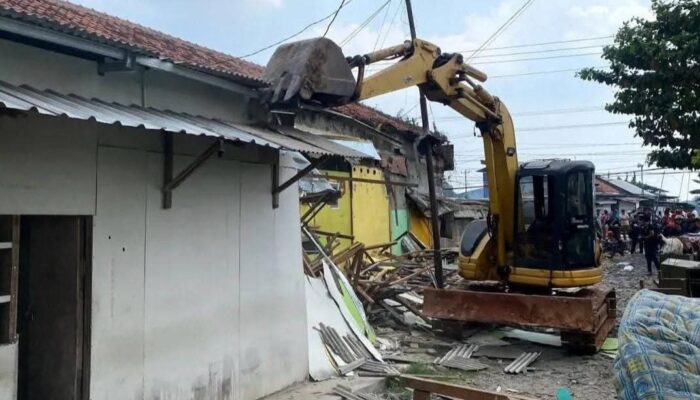 Satpol PP Pemalang Tertibkan Bangunan Liar di Ampelgading, Lindungi Aset PTPN I Regional 3