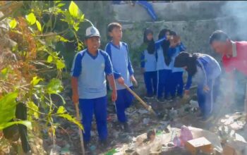 Dipimpin Kepala Sekolah, Siswa SMPN Pabuaran Satu Atap Bantarbolang Bergerak Bersihkan Lingkungan dan Sungai